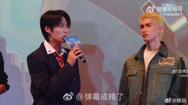 卓沅化身专柜小哥亲自上嘴试色口红