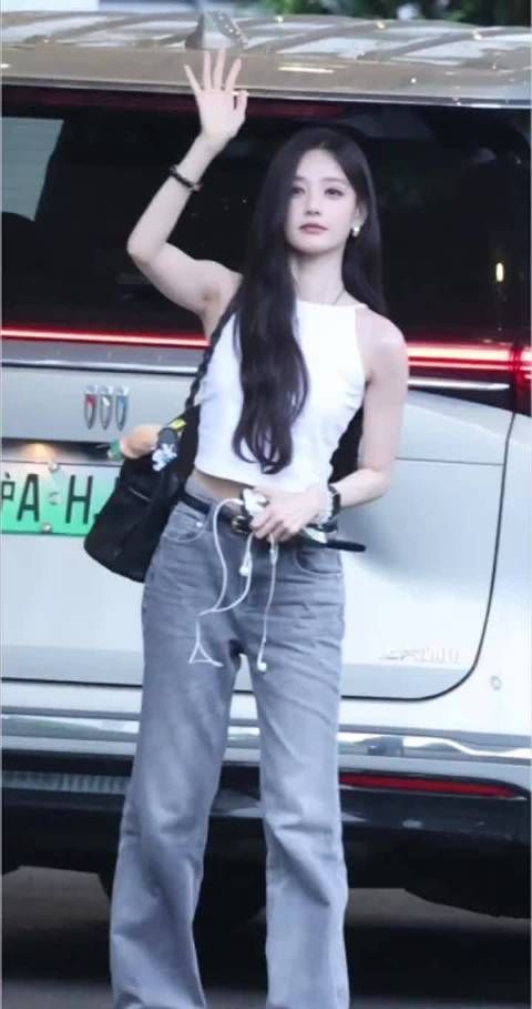 李一桐手臂肌肉显反差,甜妹外表下训练痕迹满满