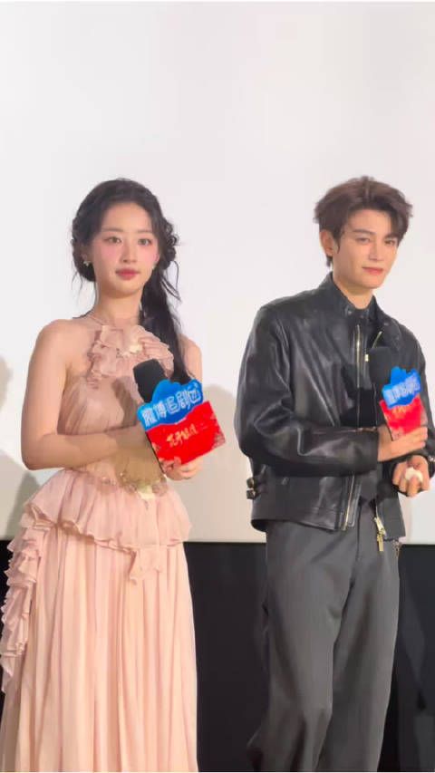 小丁太热了我们就说给他一个小风扇 丁：你们也很热 呜呜他真的好好啊