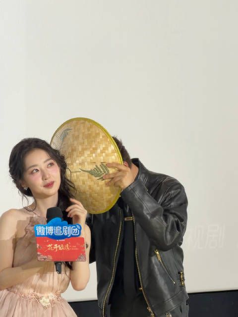 丁禹兮邓恩熙还原擦耳朵名场面,都快给我嗑!