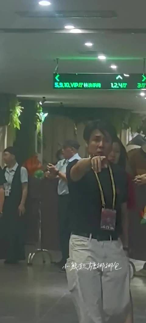 沈腾路演边走边吃汉堡，再忙也别忘了好好吃饭