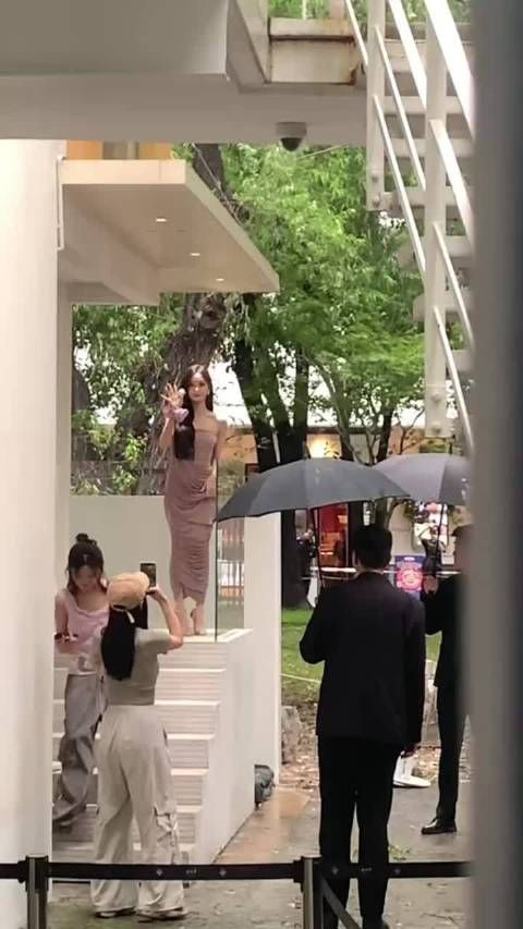 李一桐上海活动下班，姐姐好美啊