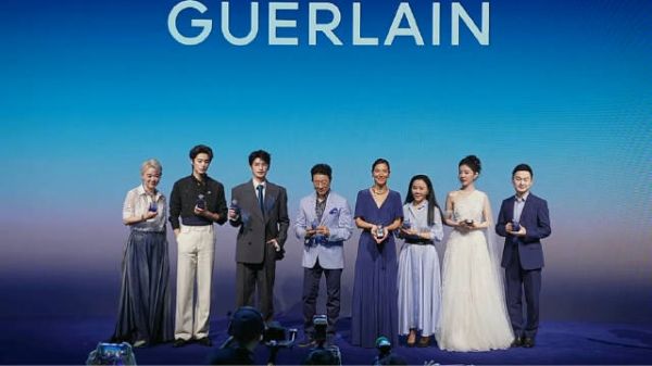 杨洋王鹤棣章若楠活动同框，棣棣上来就跟杨洋来了一个拥抱，台上说悄悄话