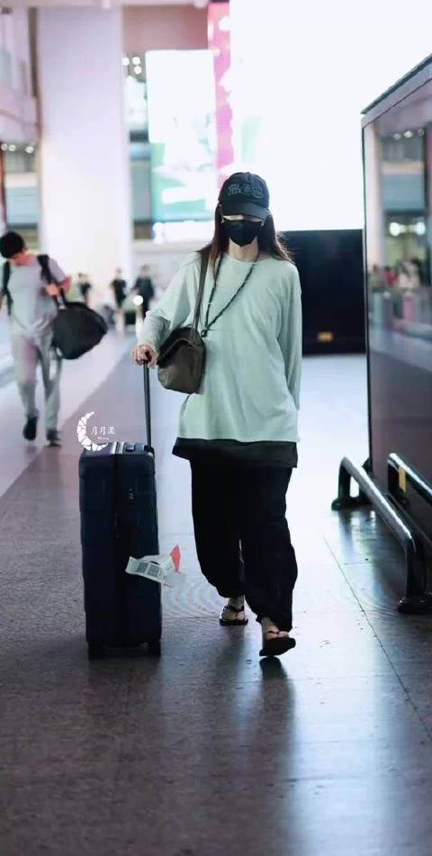 拍窦靖童偶遇宋妍霏，两人前后脚一起从云南回京