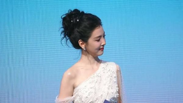 全程cut 今日份的章若楠，完全小公主呀 章若楠：希望这瓶香水可以提醒她…