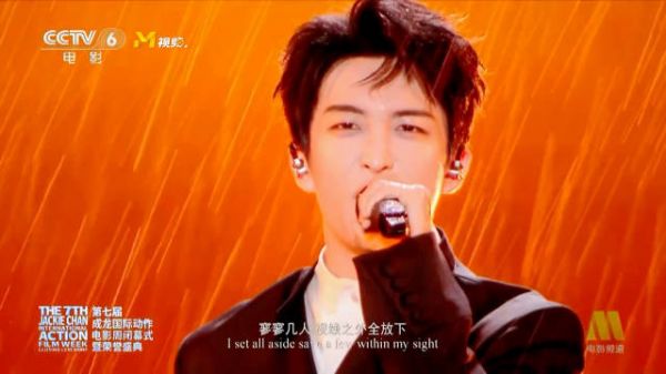 黄子弘凡雨中舞台，演唱状态稳，视听双重震撼