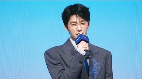 杨洋直播全程cut~这个造型梦回于途！
