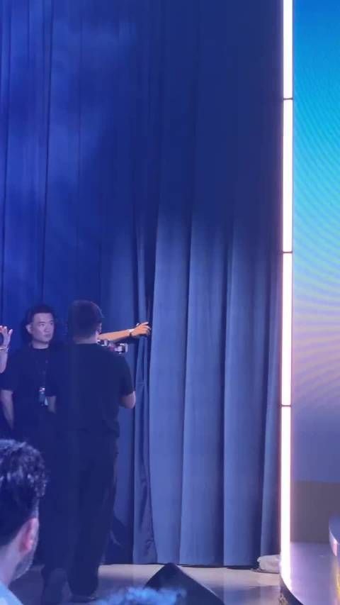 天呐，杨洋怎么可以这么帅，带上眼镜身上的高智感简直绝了