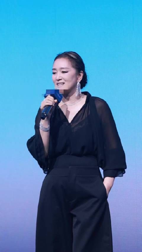 巩俐深色套装简单妆容气场十足，岁月赋予气质与阅历