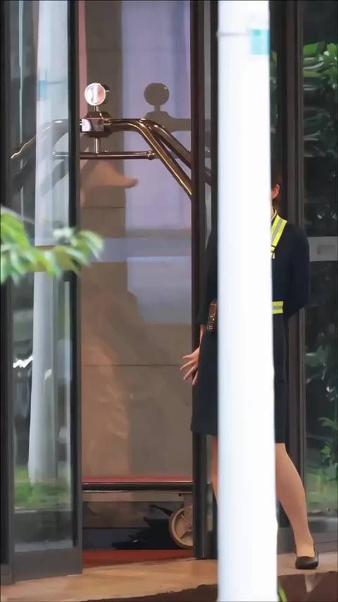 杨幂最新机场饭拍 身材比例看一次羡慕一次