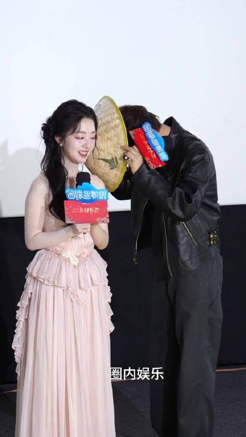 丁禹兮拍照好可爱 邓恩熙害羞了丁禹兮花开锦绣追剧团造型