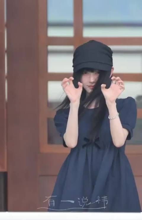鞠婧祎万花世界转场重庆路透，私服穿搭亮相