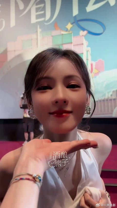 很难遇到把白裙驾驭得这么完美的人，张予曦举手投足都是优雅