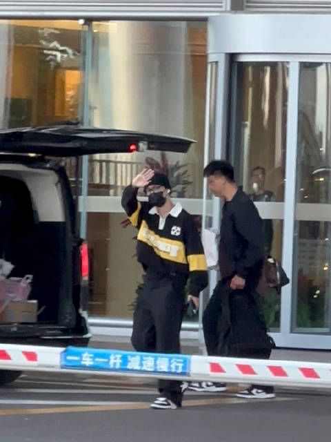 张艺兴到京绕道与粉丝互动后上车