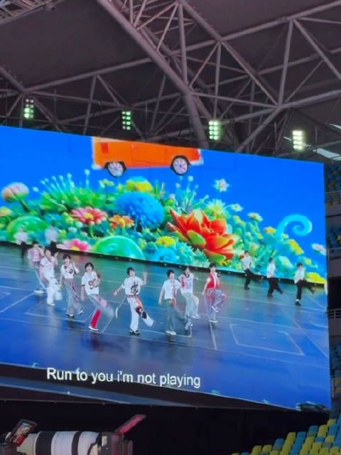 张桂源等八人五公舞台演绎《适合不适合》