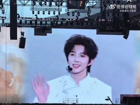 陈浚铭露额头完全帅哥幼年体啊 萌帅萌帅的