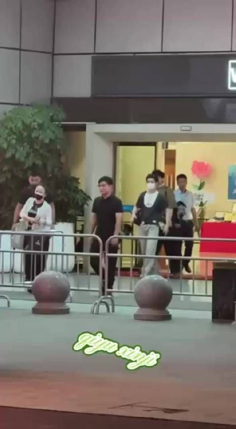 做明星的粉丝是可怕的，还不如农村人说的热脸对着冷尻子