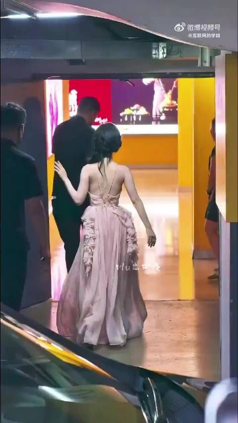 邓恩熙粉色露背裙亮相花开锦绣追剧团