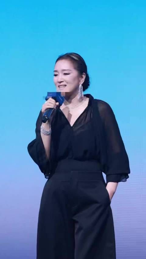 巩俐高清原相机镜头下舒展松弛状态尽显