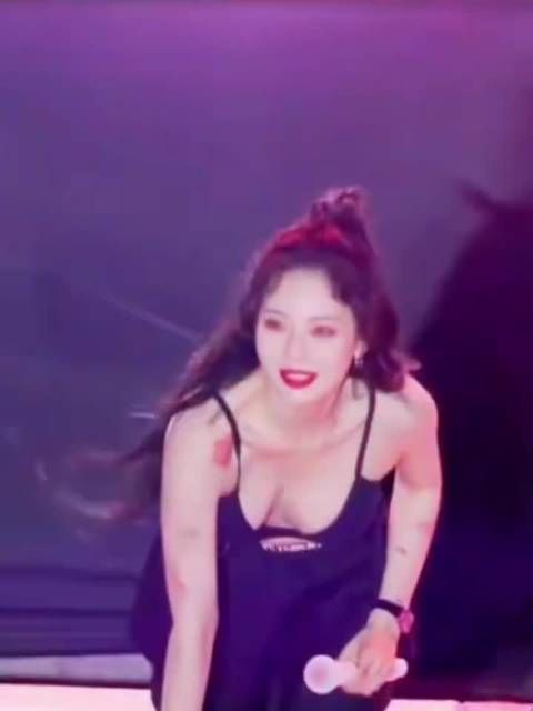 啊 泫雅 不是 这姐妹穿个内衣就开演唱会啦