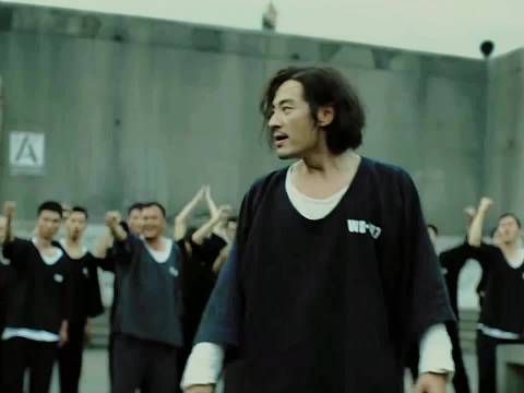 监狱金钱是通行证，主角付代价求见人