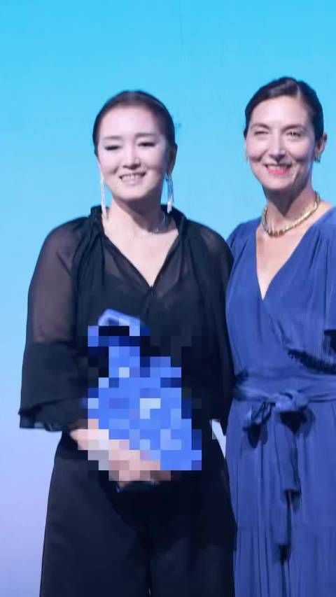 巩俐简约深色穿搭凭自身底气抢占全场焦点