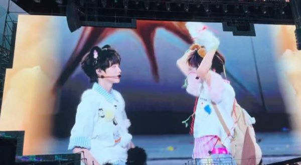 听到喊退票才反应过来是大屏坏了不是直播卡了