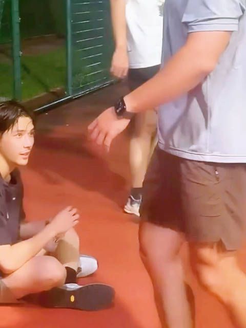 王安宇拍戏下班打球互动，被指走路脖子前倾