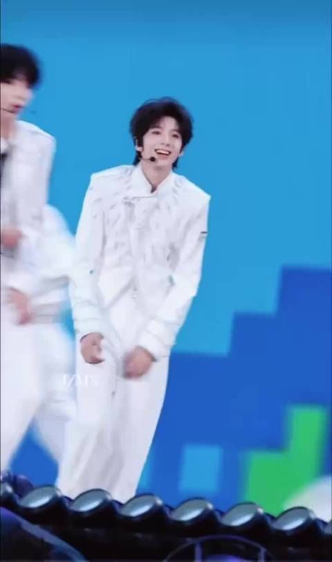 陈浚铭五公生图露额头，可年下可成熟