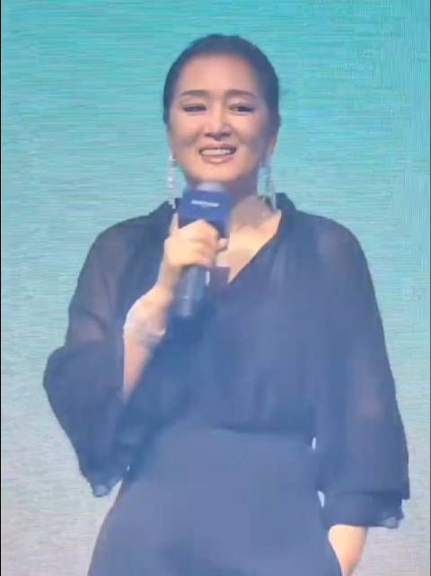 60岁巩俐状态，这生图真绝，高挑身姿女皇气场拉满，真正的顶级矜贵！