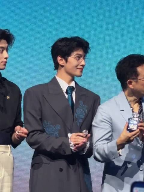 顶帅同框辽，看得出王鹤棣杨洋真的很爱蓝调
