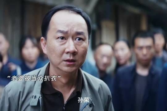 当街扒衣因嫉妒，知错悔晚大快人心