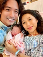 64岁叶倩文演唱会官宣当奶奶，晒孙女问：像不像林子祥？