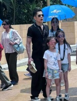 郭富城一家五口去海洋馆玩，方媛抱着三宝拍全家福，小女儿好漂亮