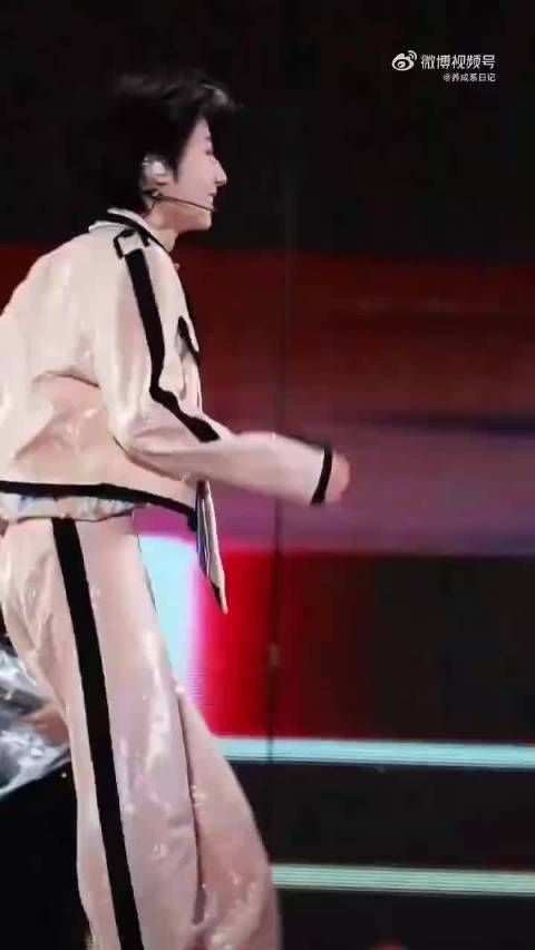 杨博文救场伴舞伞失误，甜美笑容展现临场反应力