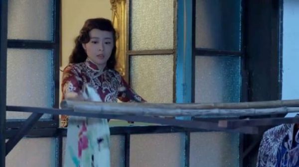 女人晚上收衣服时，却意外发现了一根电线