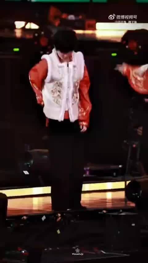 15岁的@TF家族-魏子宸_WZC ，身高1米80，酷飒松弛，又痞又乖，简直帅懵了！