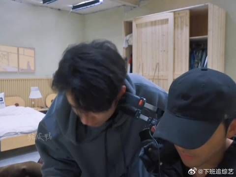 你是说这个一展背天都黑了的男人喜欢撒娇和吃小蛋糕嘛