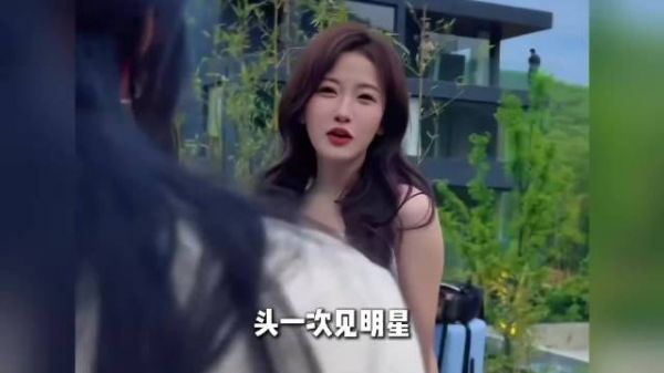 为什么看短剧里她挺漂亮的，但这种红毯什么的就会变普？