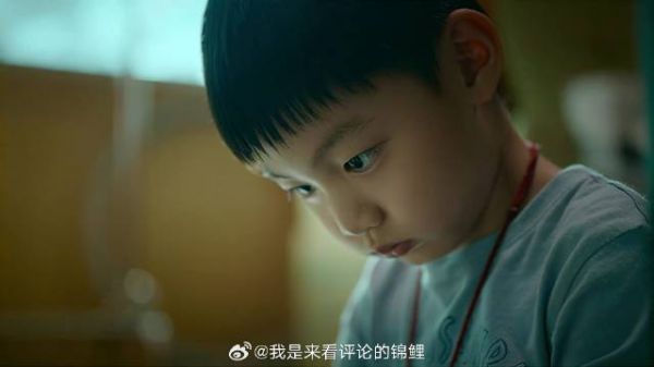 弟弟心爱的皮球被戳烂 不哭不闹，委屈的表情让人心疼