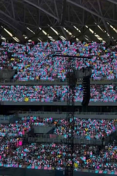 TF家族五公演出开场！ 被TF五公蓝粉灯海刷屏