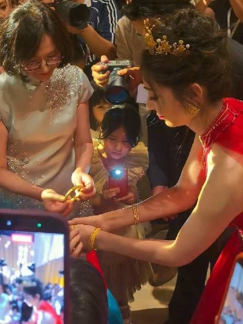 现场见证了1000克黄金的婚礼…婆婆好大方