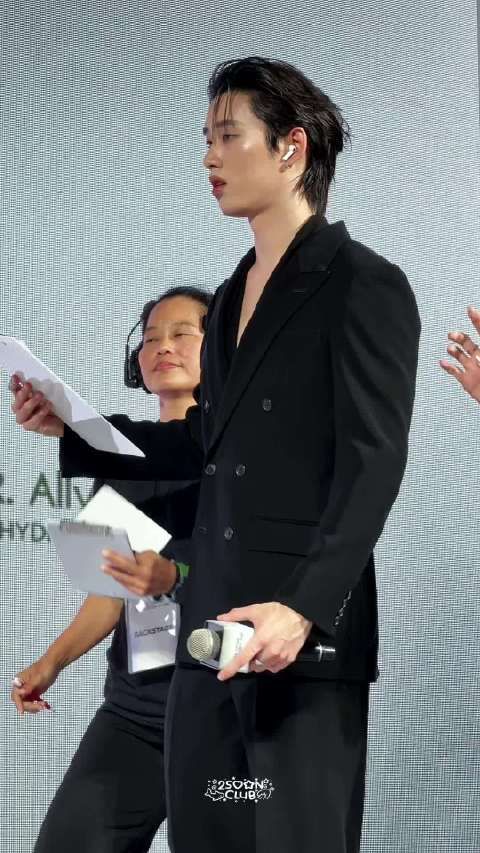 我特么笑死了 本来戴着耳机是要隔绝声音的结果主持人问什么都听得见