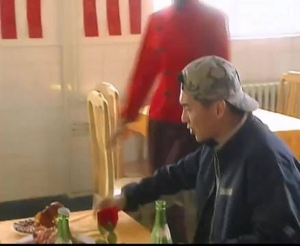 刚结婚的小两口吃到臭鱼，老板竟然说很正常