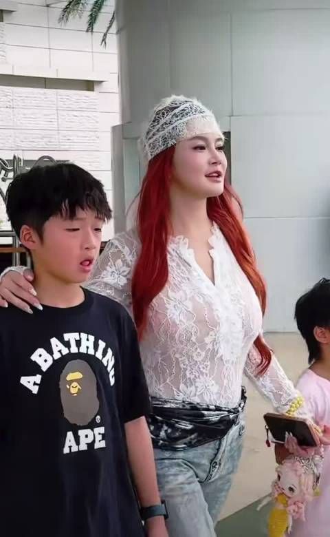 这真的是她穿的最保守的一次了 冉莹颖生了三个儿子 身材还这么好