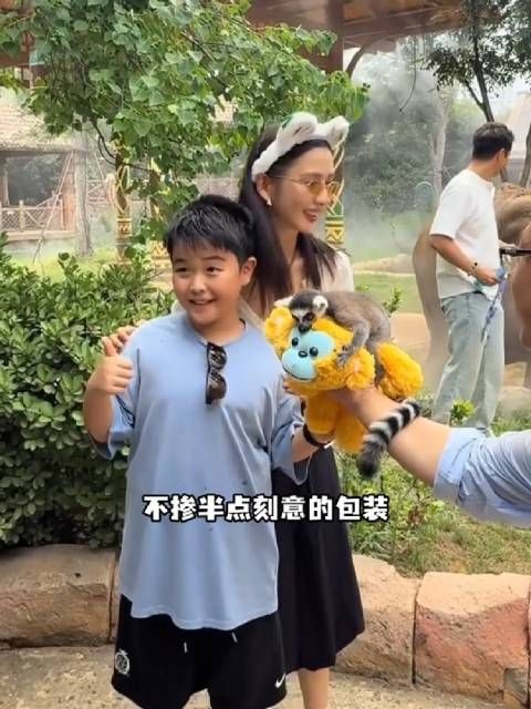 网友偶遇佟丽娅带儿子逛动物园，完全陈思诚2.0来的…