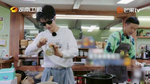 王俊凯吐槽睡眠不足，靳梦佳直言太不容易