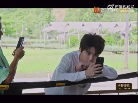王俊凯中餐厅学习表情严肃，眼神专注帅气十足