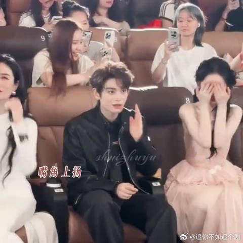 谁循环回看这段！小丁听到称号后的小表情藏不住笑意，氛围感直接拉满