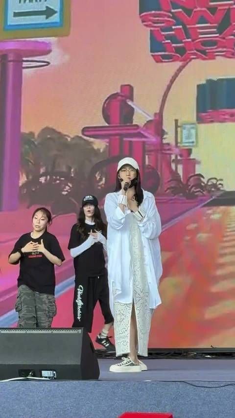 论关晓彤的自律有多恐怖！彩排中手上还戴着负重手环
